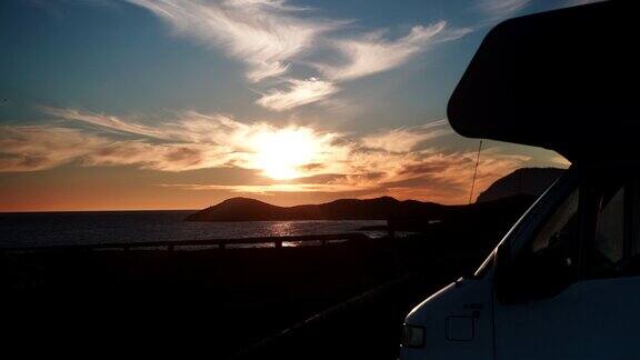 日落时分海滩上的露营车