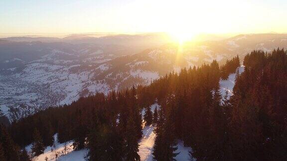 鸟瞰图在日出的冬季山