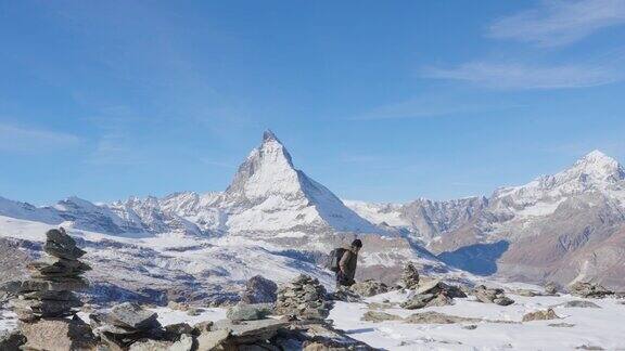 年轻人旅游旅行徒步旅行者走到山顶瑞士阿尔卑斯山瑞士