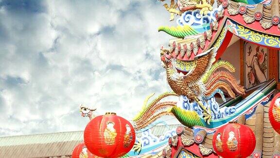 时间流逝中国凤凰在寺庙屋顶