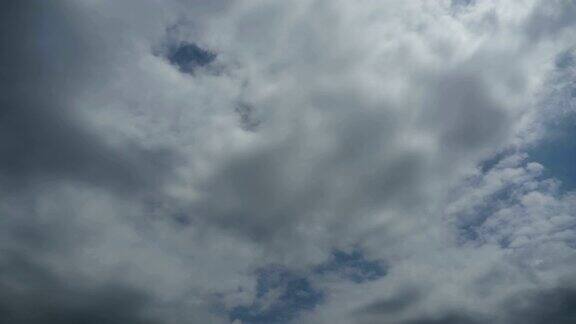 乌云在天空中移动时间流逝