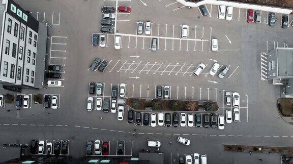 繁忙的商业中心区域有停车场鸟瞰图时间流逝停车场在市中心的贸易中心时间流逝的视频人们走在停车场