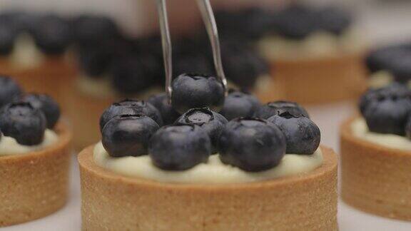 用蓝莓装饰蛋挞慢镜头特写镜头烘焙过程糖果制作