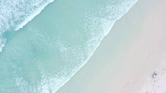 海浪撞击埃斯佩兰斯海滩的鸟瞰图西澳大利亚