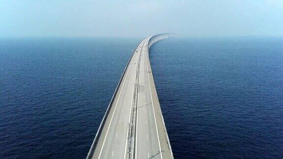 通过厄勒海峡大桥的交通鸟瞰图