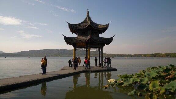 晴朗的一天时间杭州城著名的西湖码头宝塔慢镜头全景4k中国
