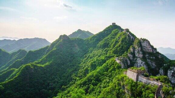 中国的长城和绿色的山在早晨放大镜头(延时)