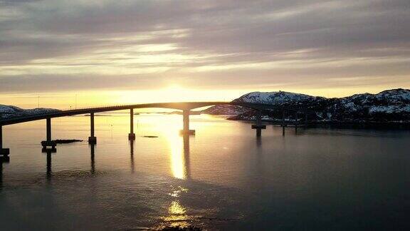 美丽的峡湾风景鸟瞰图在挪威北部-索玛若伊