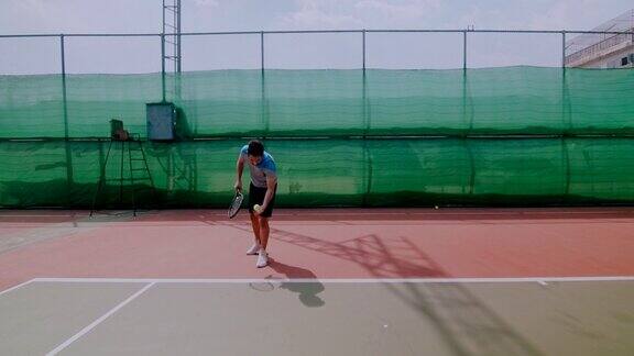 一名中东男子准备在网球场上发球的慢镜头放大照片