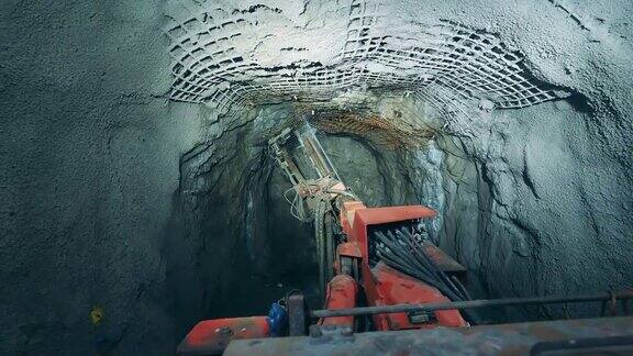 地下隧道正在用工业钻孔灌溉