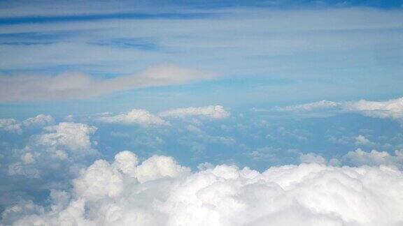4k鸟瞰图飞过蓬松的白云蓝天cloudscape背景