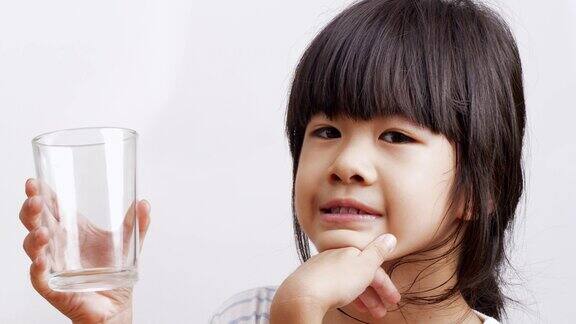 亚洲儿童提出一杯美味牛奶健康牛奶的理念