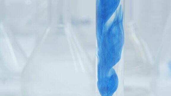蓝色液体移液管有毒的解决方案