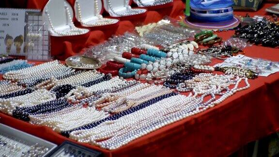 珠项链和纪念品在宗田夜市泰国芭堤雅