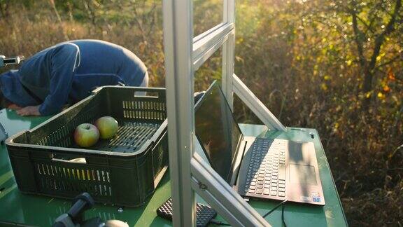 面目全非的工程师在果园里用农业机器人收割