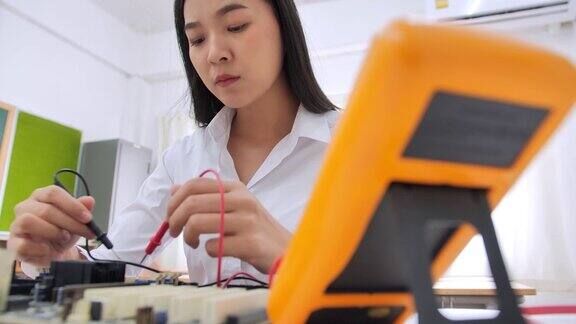 IT女顾问检查电路板教育、技术、科学和人的观念教育的主题工业4.0STEM领域的女性