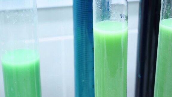 实验室调查装有有色化学液体的试管