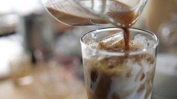 制作冰咖啡倒冰咖啡