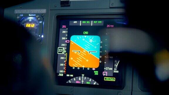 飞机仪表板上的一个显示器靠近点