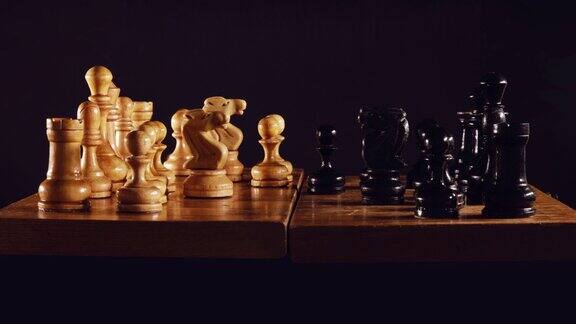 在黑色背景上以皇后开局的老棋局定格动作