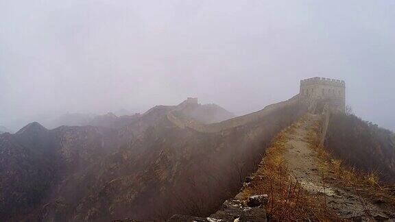 春雨中的长城雨雾中的自然风光(延时)