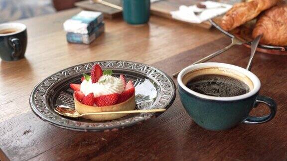 盘子里有草莓馅饼杯子里有黑咖啡