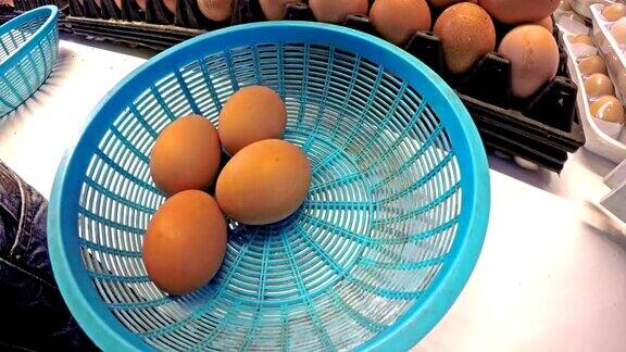 特写人们在市场上捡鸡蛋放进篮子里