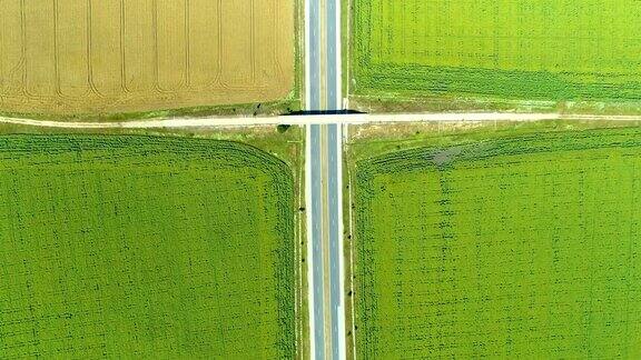 鸟瞰无人机俯瞰高速公路交通和农田