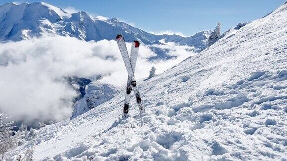 雪上滑雪俯瞰阿尔卑斯山峰