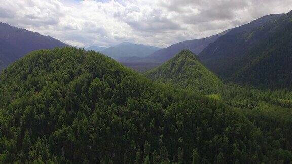 航空摄影在西伯利亚的贝加尔湖附近有一个高山湖泊这是天堂般的风景Snezhnaya河温暖的湖Vydrino