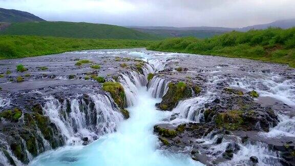鸟瞰图美丽的Bruarfoss瀑布在冰岛