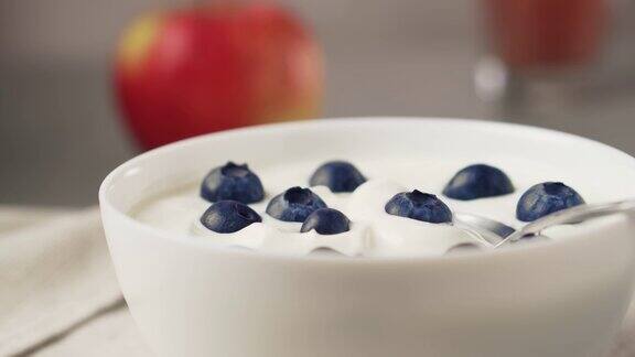 一碗美味的蓝莓希腊酸奶