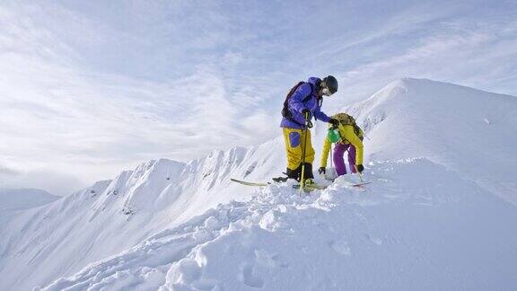 潘:两个野外滑雪者正准备下山