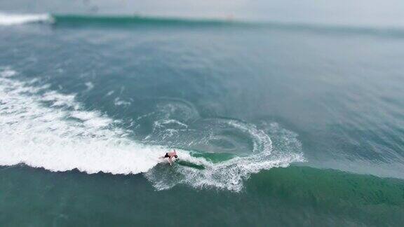 倾斜转移无人机拍摄的一个冲浪者在热带的波浪