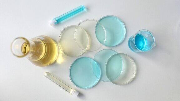 实验室玻璃器皿与蓝色和黄色液体在实验室