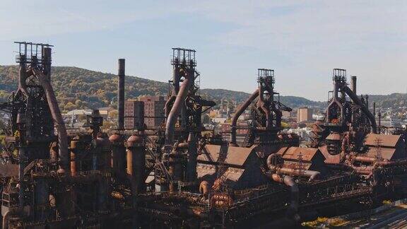钢烟囱位于宾夕法尼亚州伯利恒的历史悠久的废弃钢铁厂航拍无人机视频与电影复杂的向后和平移相机运动