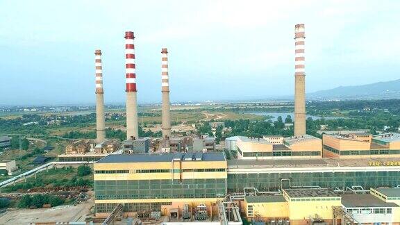 无人机鸟瞰图显示煤动力重工业工厂