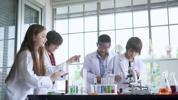 学生进行化学实验