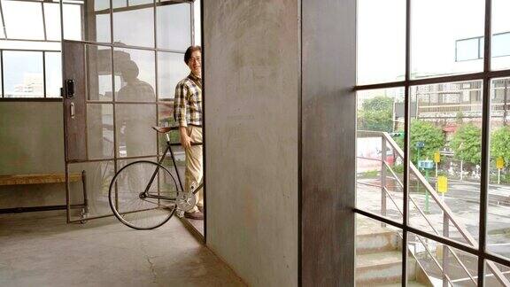 现代工人离开办公室与自行车作为一个包裹递送