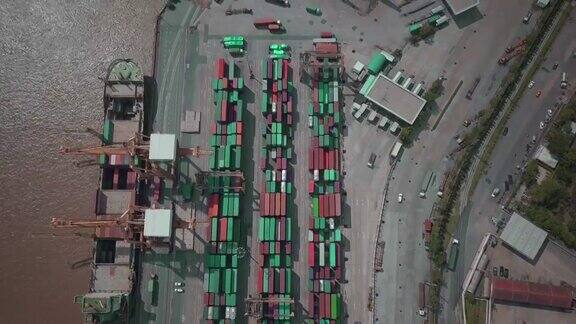 Arial工业港口与集装箱视图