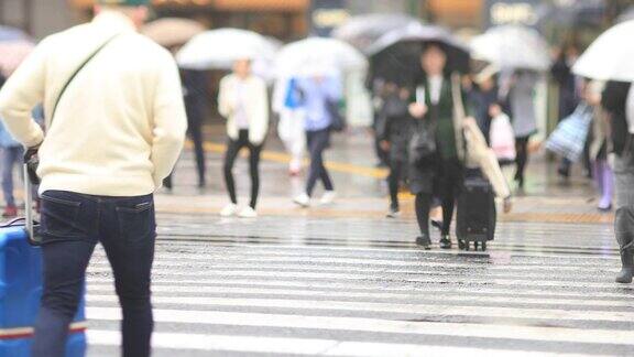 在东京品川市中心的雨天散步的人们