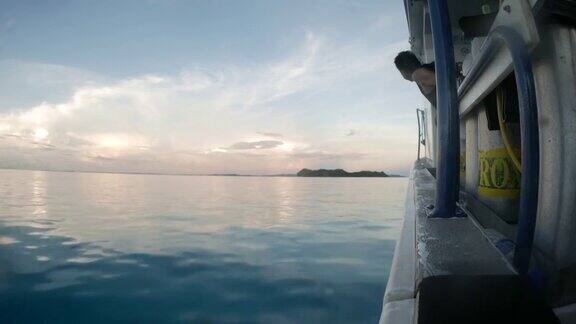 帕劳海上的潜水船