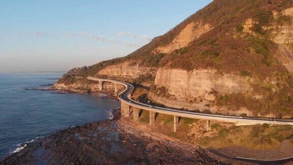 清晨日出无人机镜头澳大利亚新南威尔士州海崖大桥