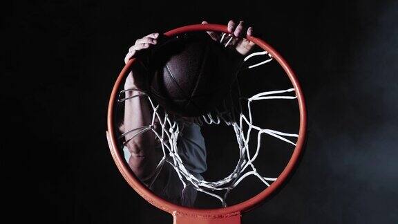 篮球运动员做扣篮的SLOMO