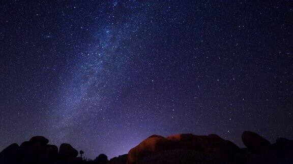 加州约书亚树国家公园的银河