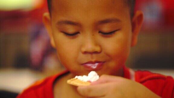亚洲男孩吃冰淇淋