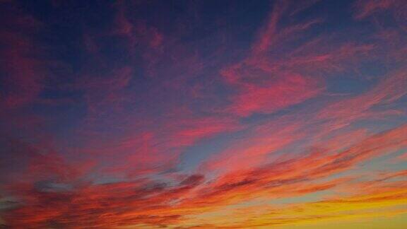 晚霞天空抽象自然戏剧性的蓝色和橙色彩云在黄昏时间