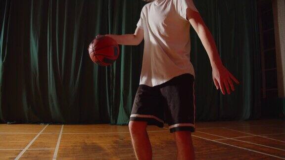 年轻的肖像白人篮球运动员运球训练篮背景自信热身准备