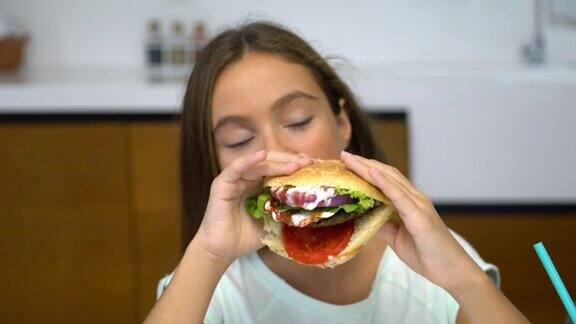 十几岁的女孩在吃芝士汉堡