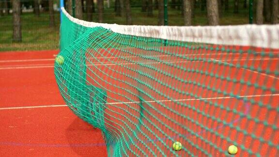 在训练中打在网上的网球